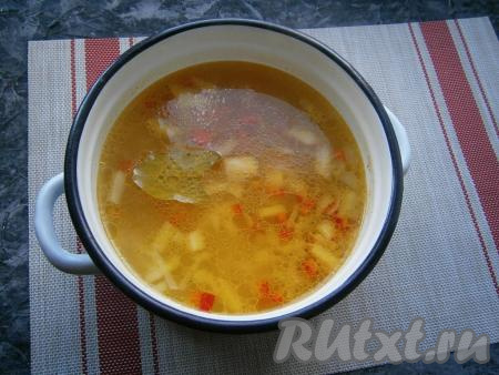 Варить суп далее на слабом огне ещё 15 минут.