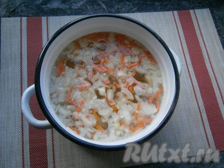 Довести воду с картофелем и куриным мясом до кипения, убрать пену, суп посолить, добавить в кастрюлю лук с морковью, влить растительное масло, дать закипеть.