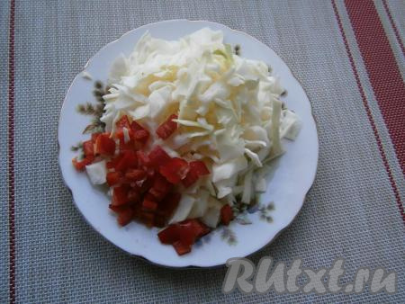 Убавить огонь и варить куриный суп с картошкой под прикрытой крышкой 20&nbsp;минут. Капусту нарезать кусочками, сладкий перец - квадратиками.