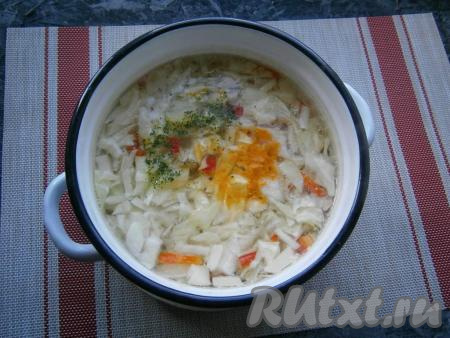 Когда суп с картошкой и курицей проварится 15 минут, добавить в кастрюлю капусту с перцем и лавровый лист, всыпать специи, приправу для супа, куркуму, дать закипеть.