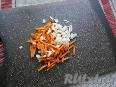 Морковку нарезать соломкой. На небольшие кусочки нарезать лук.