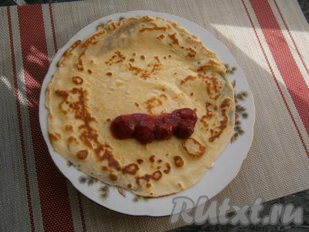 Теперь&nbsp;на каждый блинчик выложить по столовой&nbsp;ложке клубничной начинки ближе к краю.