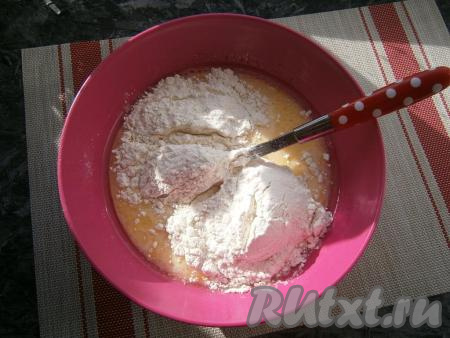 Всыпать муку.