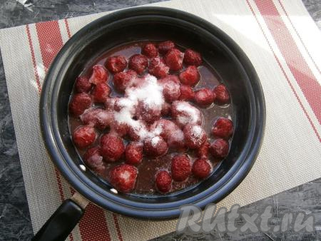 В сковороде растопить сливочное масло, выложить клубнику, не размораживая её (в сезон просто кладите свежую клубнику), всыпать сахар, перемешать.