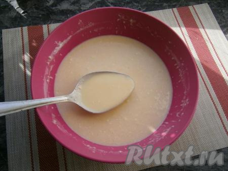 Венчиком замесить блинное тесто, по консистенции оно не слишком жидкое, но и не густое. Тесто оставить при комнатной температуре минут на 20, прикрыв полотенцем.