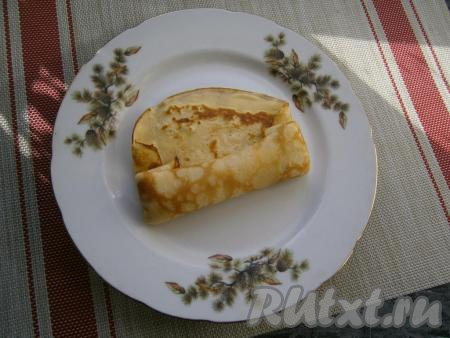 И сворачивать конвертиками или трубочками, подгиная вовнутрь края блинчиков.