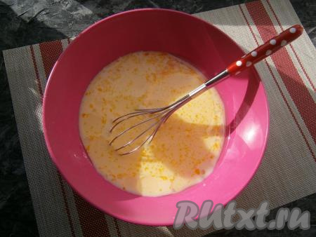 Взбить получившуюся смесь венчиком, влить растительное масло, перемешать.