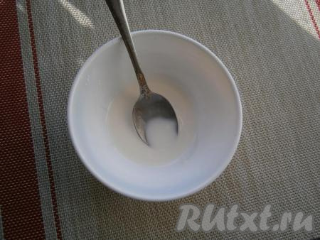 Клубнику протушить на небольшом огне, помешивая, около 2-3 минут (до полного размораживания). Крахмал развести в двух столовых ложках холодной воды.