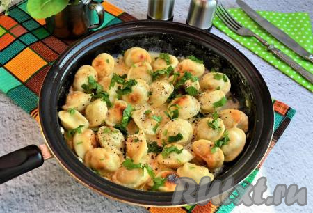 Жареные пельмени со сметаной на сковороде