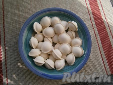 Пельмени достать из морозилки, размораживать их не нужно.