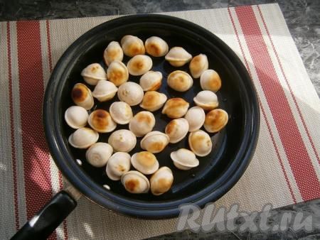 Обжарить пельмени на разогретом растительном масле на среднем огне до румяности, помешивая (4-6 минут).