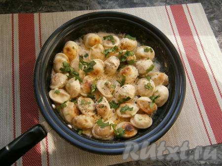 Посыпать готовые пельмени измельчённой зеленью.