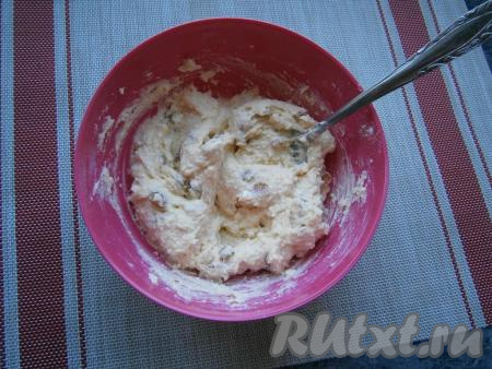 Замесить тесто ложкой, которое будет достаточно густым.