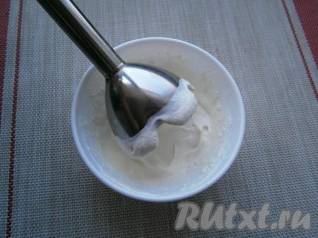 Взбить погружным блендером на высокой скорости. Должна получиться гладкая, не густая, однородная смесь.