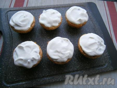 Щедро покрыть остывшие кексы полученной смесью (она не стекает) и отправить их в холодильник минут на 30, чтобы смесь немного застыла.