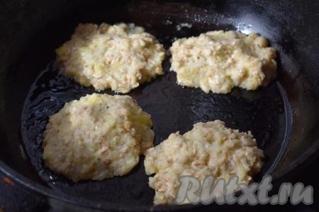 Разогреваем сковороду на среднем огне и вливаем в неё растительное масло. Далее можно мокрыми руками сформировать котлетки, а можно, например, как я, выкладывать тесто столовой ложкой на сковороду.