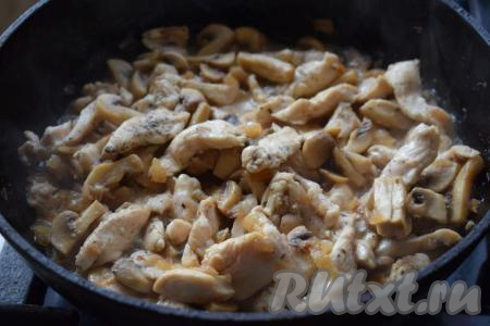 Жарим курицу на среднем огне, примерно, 8-10 минут, периодически помешивая, нам необязательно жарить её до полной готовности, пусть останется сочной, она ещё будет запекаться в духовке и обязательно успеет приготовиться. Затем перемешиваем филе с луком и грибами.