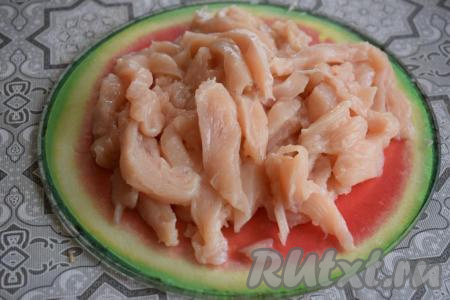 Для начала промоем куриное филе, обсушим его бумажными полотенцами и нарежем на полоски. Посолим и поперчим по вкусу и оставим пропитаться солью и специями на 15-20 минут.