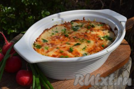 Во время запекания жульен будет пахнуть грибами, сливками и курицей на весь дом, поэтому аппетит у ваших близких конечно же разыграется. По истечении времени достаём наш ароматный, с румяной корочкой жульен из духовки. По желанию, посыпаем его зеленью.