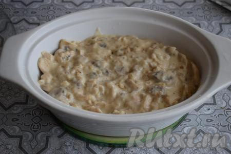 Выключаем огонь и перекладываем наш жульен со сковороды в керамическую форму для запекания (у меня форма вместимостью 1,5&nbsp;литра, можно запечь жульен в порционных формочках или кокотницах).