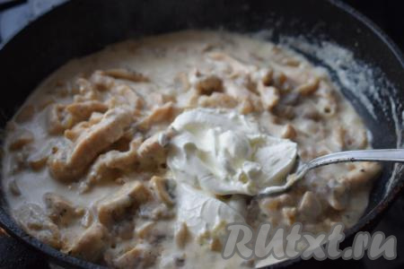 Добавляем сметану и тушим всё вместе, примерно, 3-4 минуты (до загустения массы).