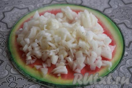 Лук очистим и нарежем на мелкие кубики.
