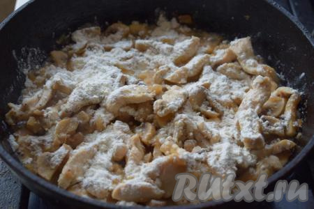 Добавляем в сковороду муку и тщательно перемешиваем.