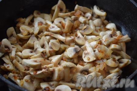 Жарим шампиньоны с луком на среднем огне, примерно, 7-8 минут (до лёгкого подрумянивания), периодически помешивая.