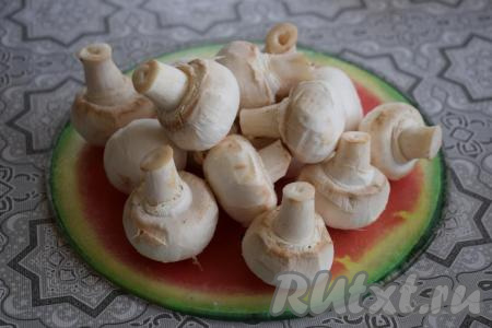 В это время шампиньоны очистим от плёночки и нарежем на пластины.