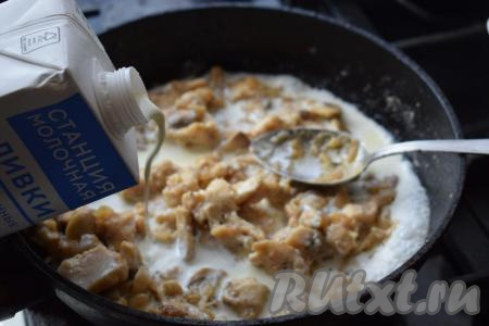 Вливаем в сковороду сливки и хорошо размешиваем все ингредиенты, чтобы не было комочков.