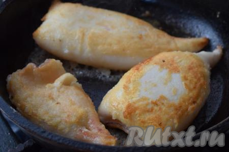 Жарим тушки кальмаров&nbsp;целиком на среднем огне&nbsp;по 4-5 минут&nbsp;с каждой стороны (до образования румяной корочки). Считается, что кальмаров нужно готовить не более 2-3 минут, иначе они получаются жёсткими, но в этом рецепте мука образует корочку на поверхности кальмара, поэтому он остаётся мягким, сочным и нежным, хотя и готовим мы его около 8-10 минут на сковороде.