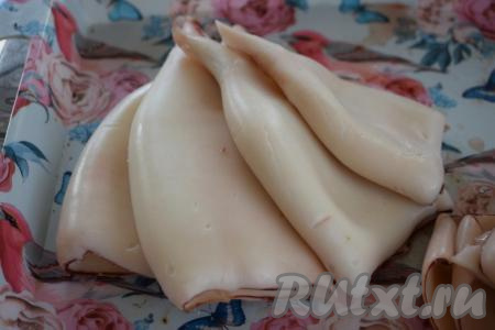 Вынимаем кальмаров&nbsp;и опускаем в холодную воду. Снимаем с тушек тонкую плотную плёночку и промываем. Наши кальмары готовы к дальнейшему приготовлению.