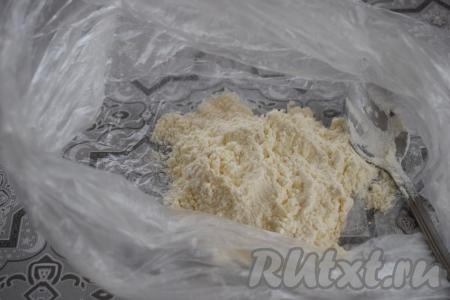 В целлофановый пакет насыпаем муку (у меня мука кукурузная, но можно использовать и пшеничную муку), добавляем соль и хорошо перемешиваем.