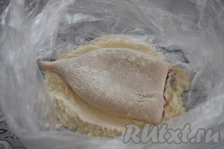 В пакет по одному выкладываем кальмаров и обваливаем в мучной смеси тушки со всех сторон.