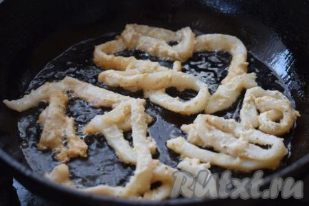 В&nbsp;сковороде разогреваем растительное масло на среднем огне. Далее небольшими партиями выкладываем кольца кальмаров в кляре и жарим на среднем огне, примерно, 3-4 минуты,&nbsp;периодически помешивая.