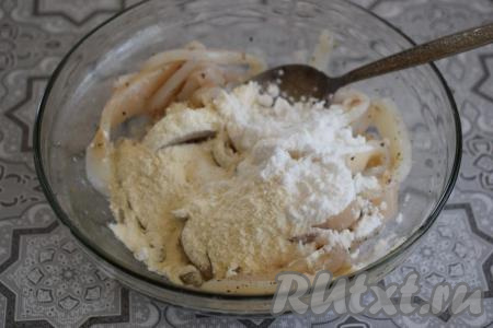 Добавляем к кальмарам муку, крахмал и перемешиваем.