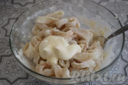 К кальмарам добавляем майонез, ещё раз перемешиваем.