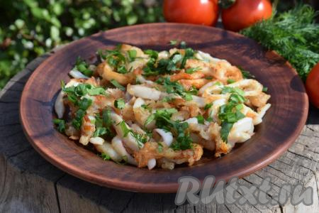 Выкладываем кальмаров на блюдо для подачи и посыпаем мелко рубленной зеленью и чесноком. Кушать&nbsp; желательно в горячем или тёплом виде,&nbsp;пока кляр хрустящий. Жареные кольца кальмаров&nbsp;получаются очень вкусными, нежными, сочными внутри, с хрустящим кляром снаружи.