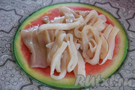 Подготовленные тушки нарезаем на кольца шириной около 5 мм. В данном рецепте, помимо тушек, можно использовать и крылышки кальмаров.