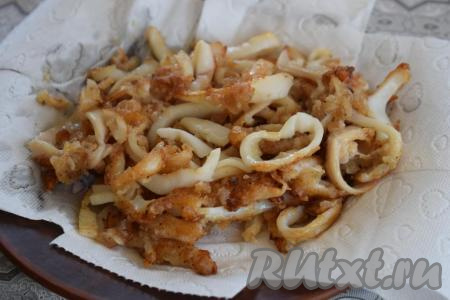 Снимаем кальмаров со сковороды и выкладываем на бумажные полотенца&nbsp;для того, чтобы ушло лишнее масло. Таким образом жарим всех кальмаров.