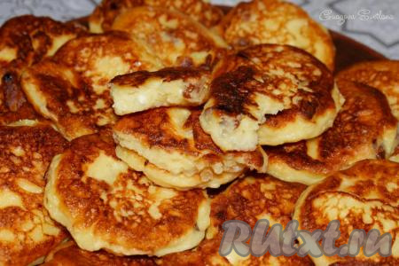 Готовые сырники с изюмом снимаем со сковороды и выкладываем на тарелку. Аналогично жарим все сырники с изюмом из оставшегося творожного теста и подаём к столу. Сырники получаются мягкими, нежными, они чудесно пахнут творогом и ванилином.