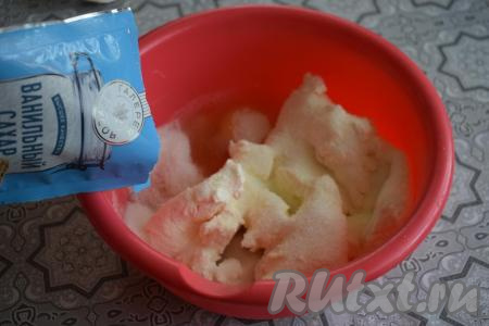 К творогу и яйцам добавляем сахар, соль и всыпаем ванильный сахар.