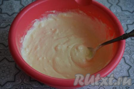 При помощи вилки растираем все ингредиенты до однородной массы.