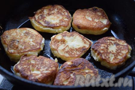 Жарим наши сырники на среднем огне до образования румяной корочки с двух сторон (минут по 6-7 с каждой стороны).