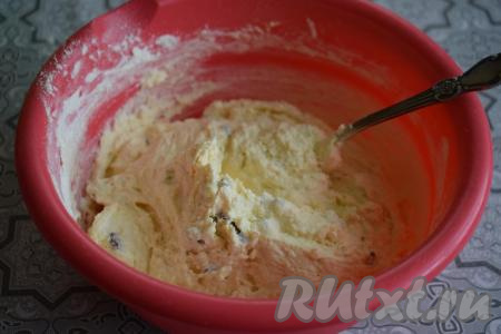 Перемешиваем всё до однородности, наше тесто для сырников готово. По консистенции оно не жидкое, хорошо&nbsp;держится на ложке.