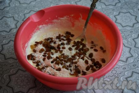 Добавляем к тесту муку и промытый и обсушенный изюм.