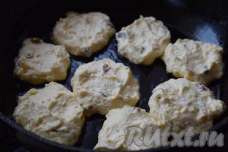 Разогреваем сковороду с растительным маслом, делаем огонь средним и выкладываем тесто при помощи столовой ложки,  приминая и разравнивая комочки теста.