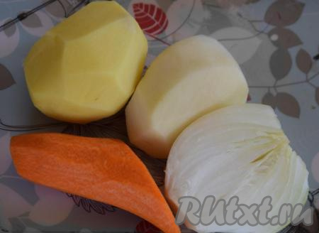 В кастрюлю наливаем 2 литра воды и ставим на огонь. Пока ждём закипания, очистим лук, картошку и морковь, промоем их под проточной водой.