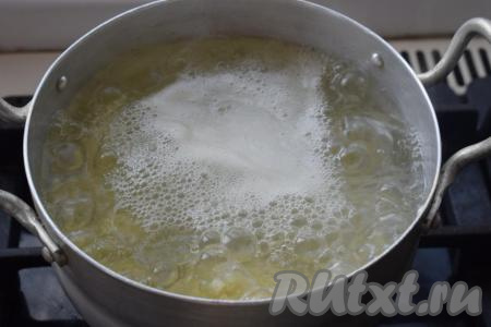 В кипящую воду отправляем дольки картофеля и варим с момента закипания, примерно, 10-12 минут (до&nbsp;полной готовности). Время варки зависит от сорта картошки и размера нарезанных долек.