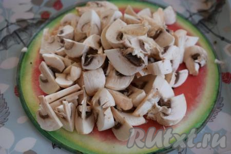 Нарежем грибы дольками или пластинами - по вашему желанию.